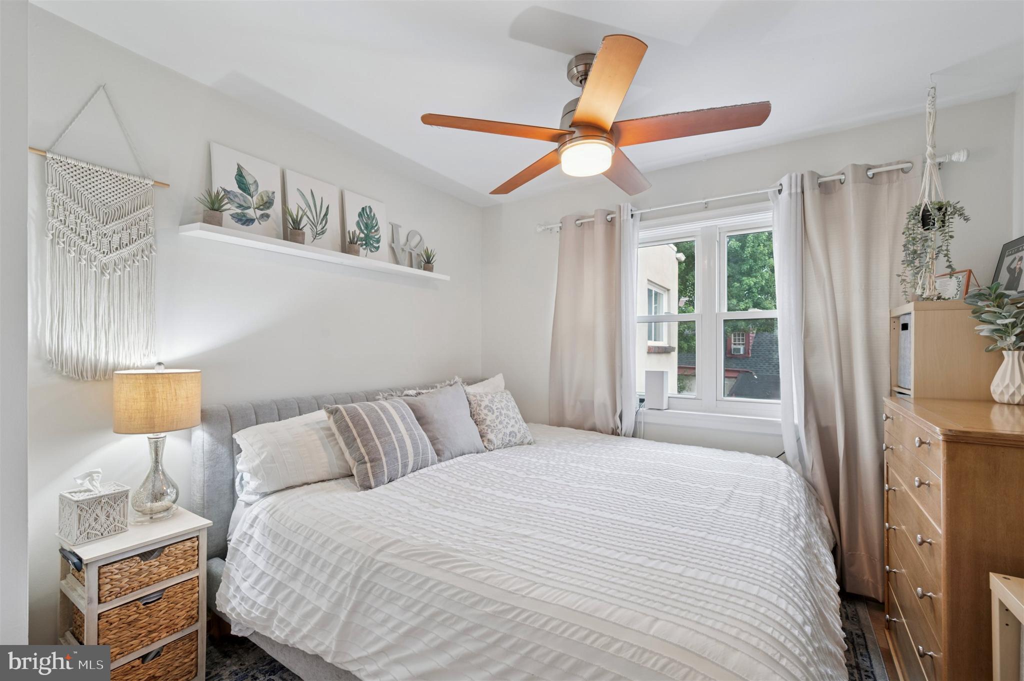 QUEEN VILLAGE - Residential