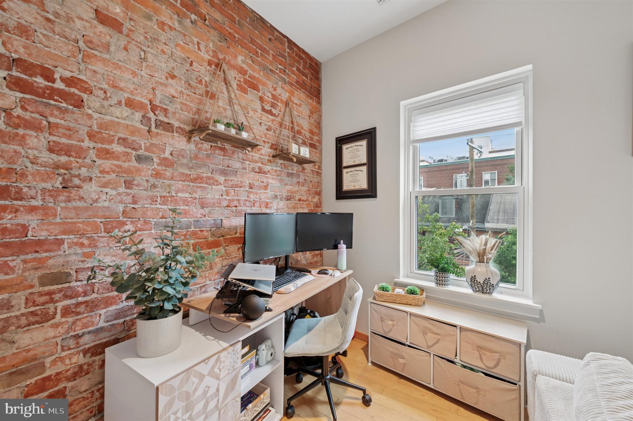 QUEEN VILLAGE - Residential