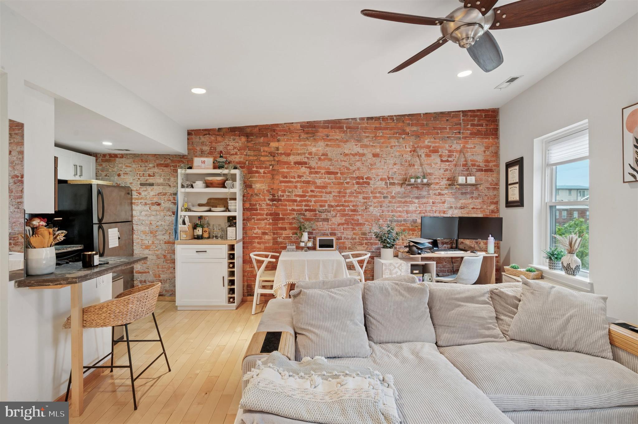 QUEEN VILLAGE - Residential