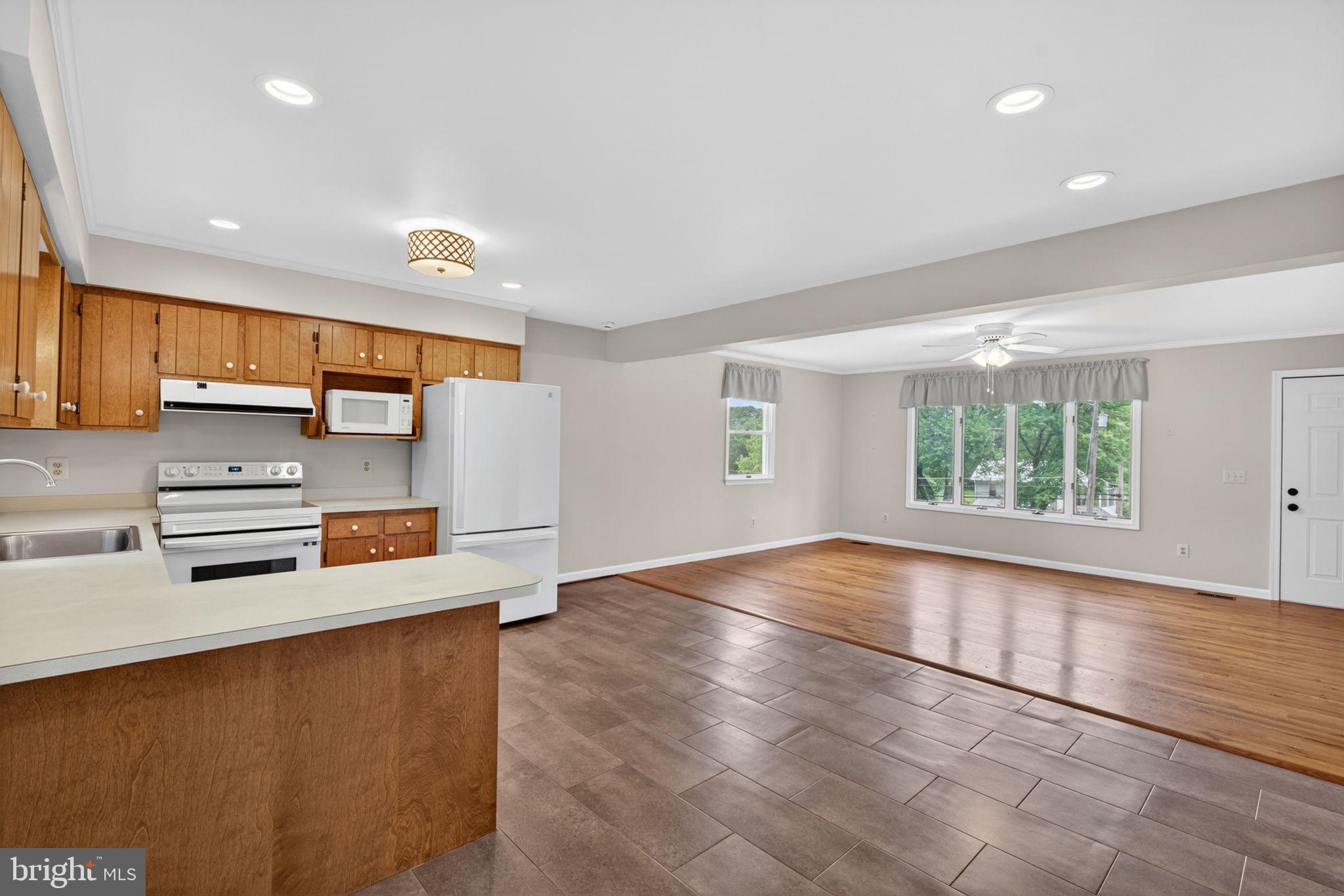 WHITE HALL - Residential