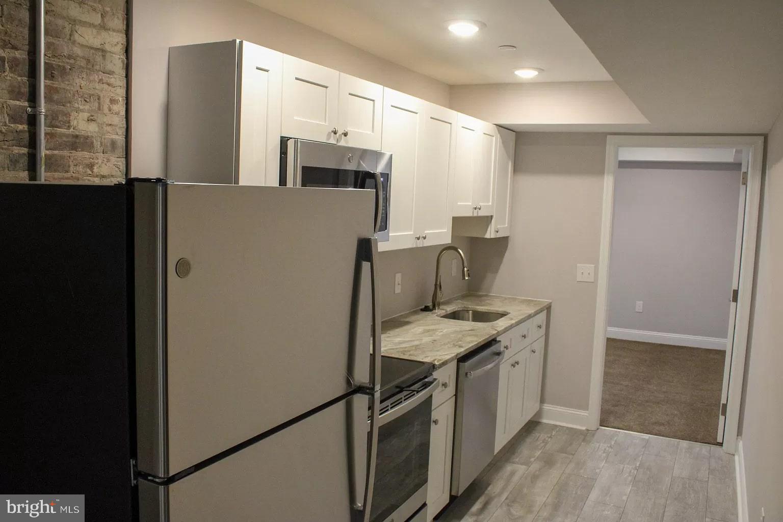 AVAILABLE NOW! 

Renovated, spacious 1 bed/1 bath! Huge living space! We have a remodeled 1 bed/1 bath with tall ceilings, huge windows with lots of natural light, hardwood floors, spacious carpeted bedrooms, stainless steel appliances, granite counter-tops, central air and heat, and W/D in unit! First and security only to move in upon credit approval! Tenants pay electric, water, WIFI. Trash and sewer included. Pets considered with fee.