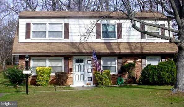 AVAILABLE IMMEDIATELY!!!!. Nice single house on Dale City area; big kitchen area ; fenced back yard. Master bedroom on lower level with sitting area, hardwood floor on upper and lower level; freshly paint. Porch off the kitchen, to fantastic backyard.....