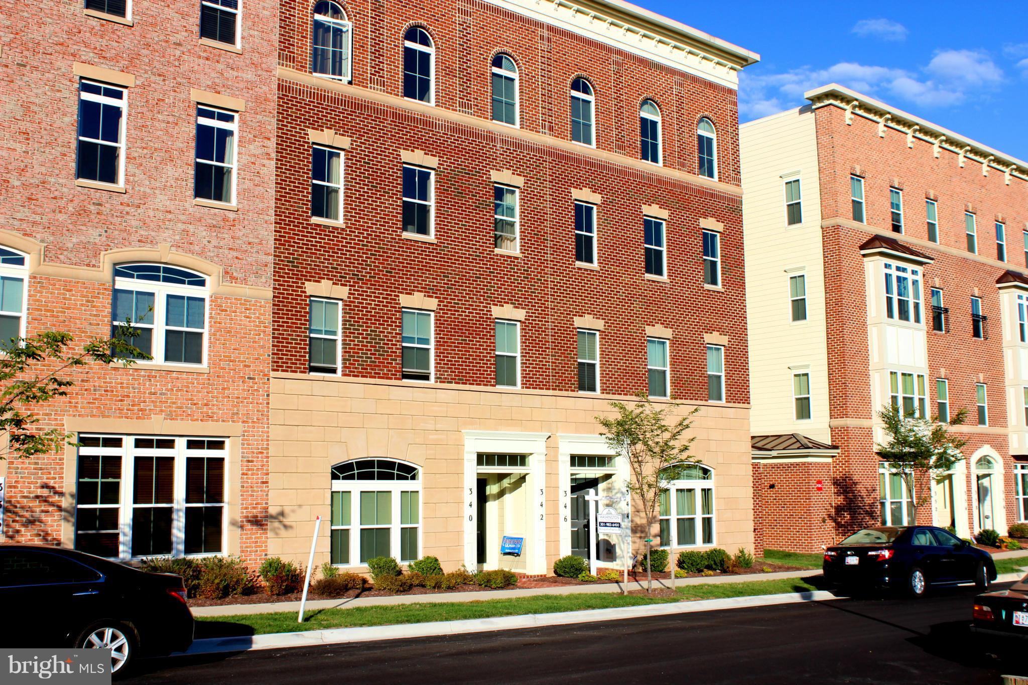 Bright & Spacious 3 BR, 2 1/2 Bath End unit Penthouse in Parklands.Open Floor Plan w/9 FT Ceilings w/Hardwood Floors Throughout, Gorgeous Gourmet Kitchen w/Stainless Steel App, Granite Counters & Breakfast Bar. Huge Family Room.Over Size Master Suite w/Sep Soaking Tub,Shower Double Vanities.One Car Garage. Community Pool, Tennis, Tot-Lot. Close to I-270, Kentlands, RIO & MARC