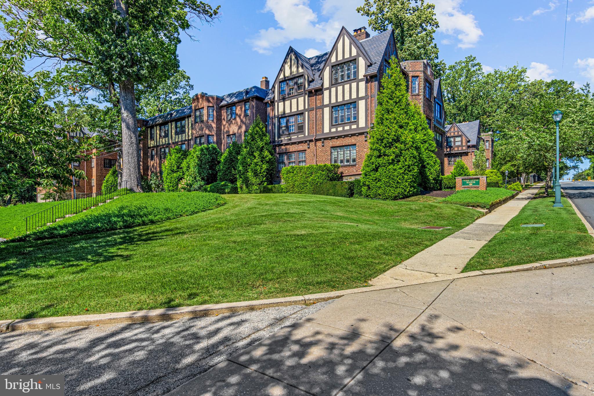 YORKLYNNE MANOR - Residential