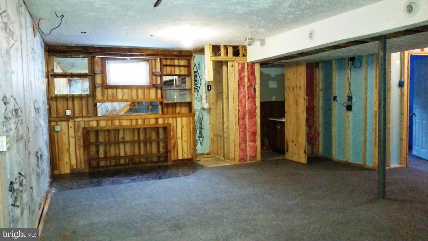VILLAGE HOLLOW - Residential