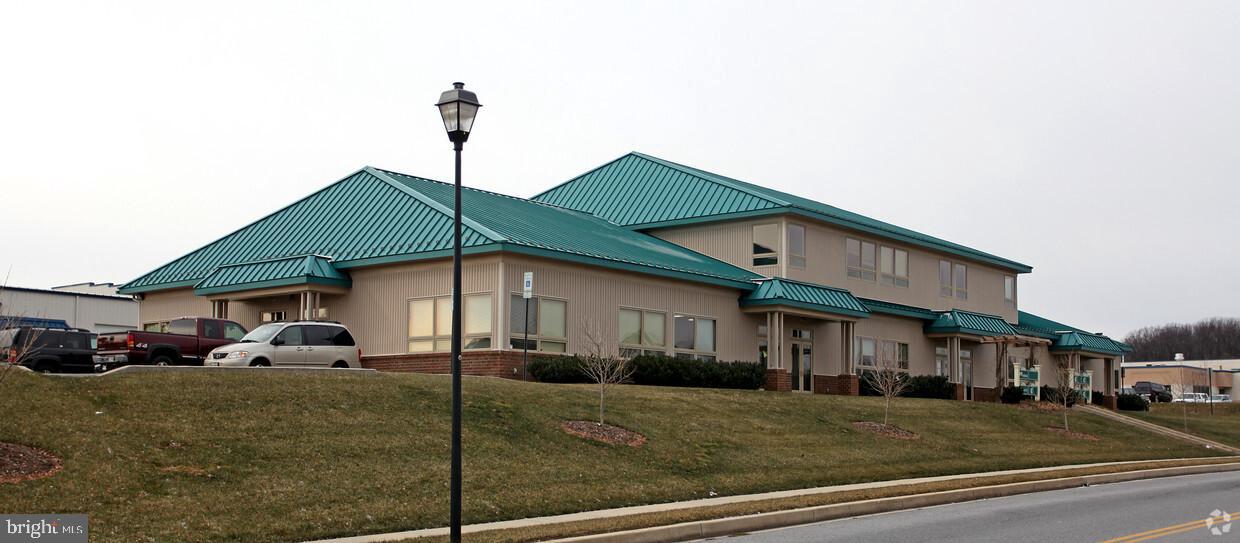 TWIN ARCH BUSINESS PARK - Commercial Sale