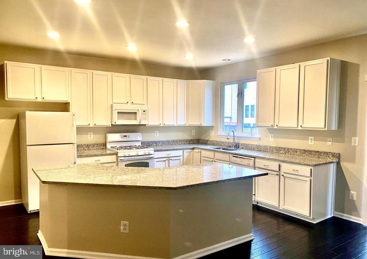 FAIR LAKES COURT - Residential