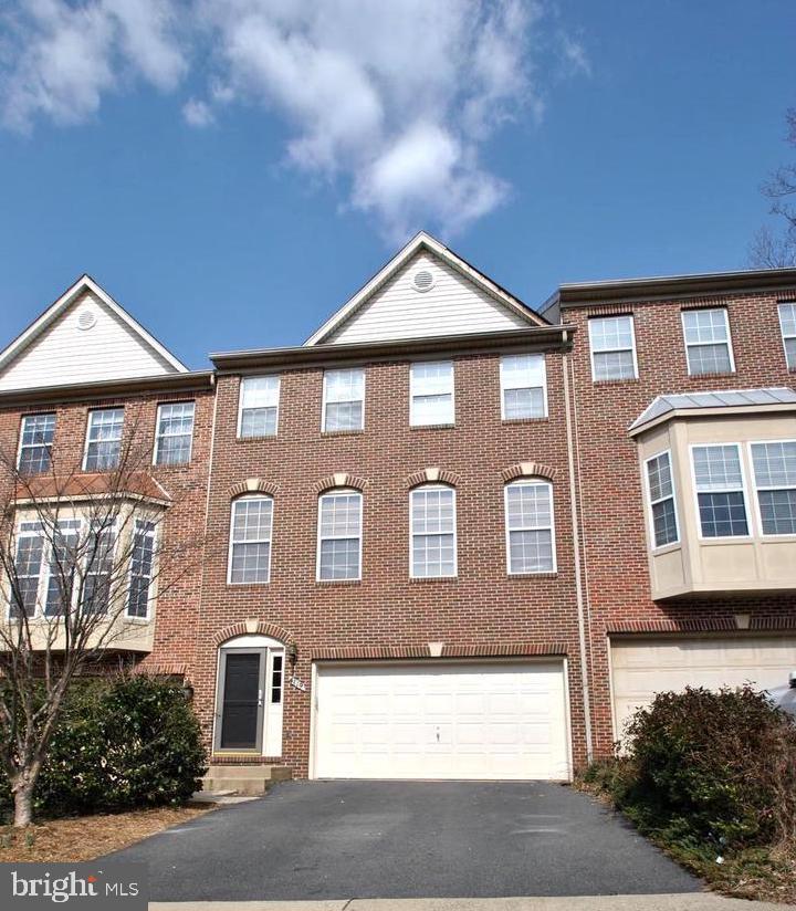 FAIR LAKES COURT - Residential