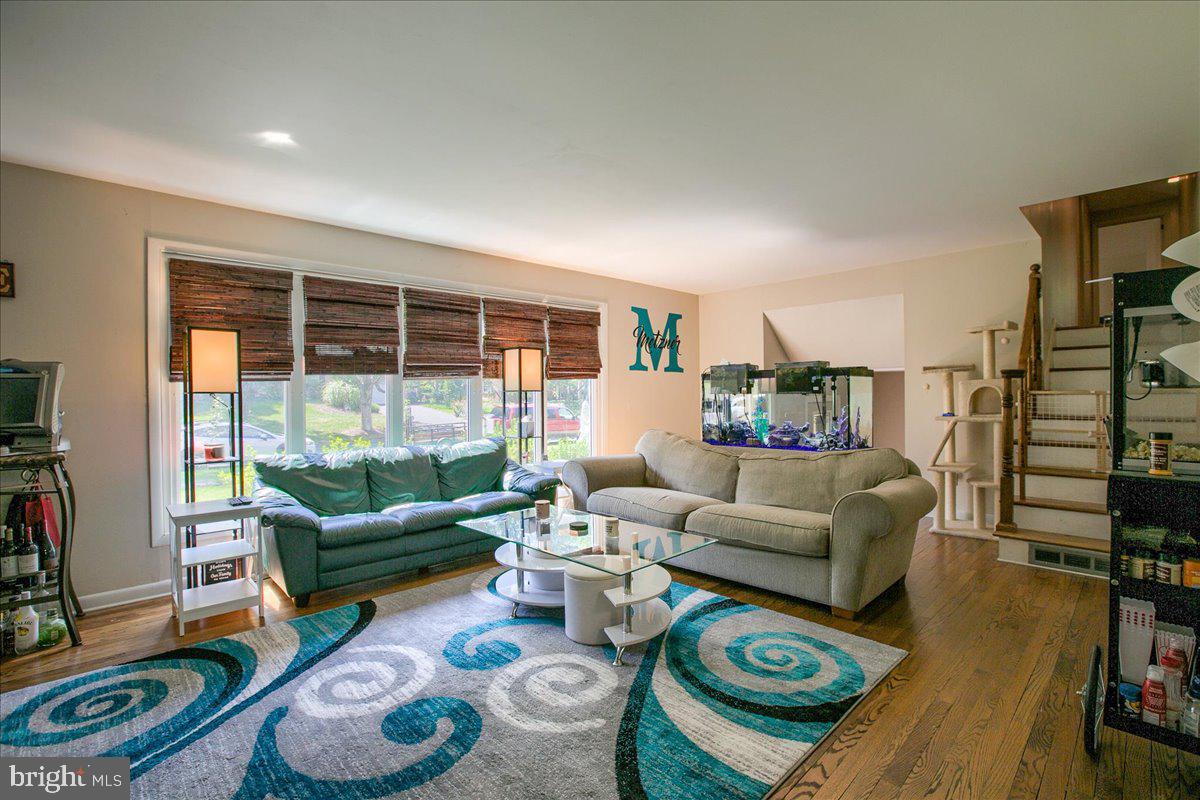 COUNTRY CLUB HILLS - Residential
