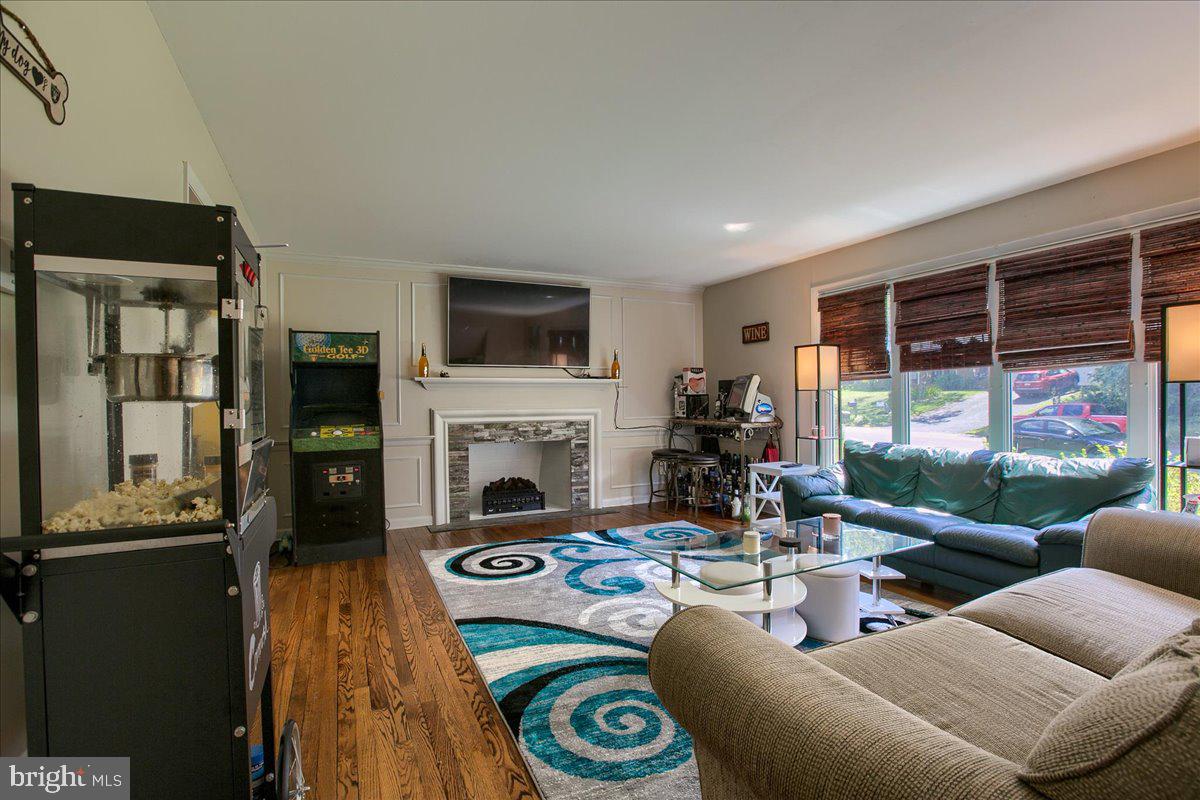 COUNTRY CLUB HILLS - Residential