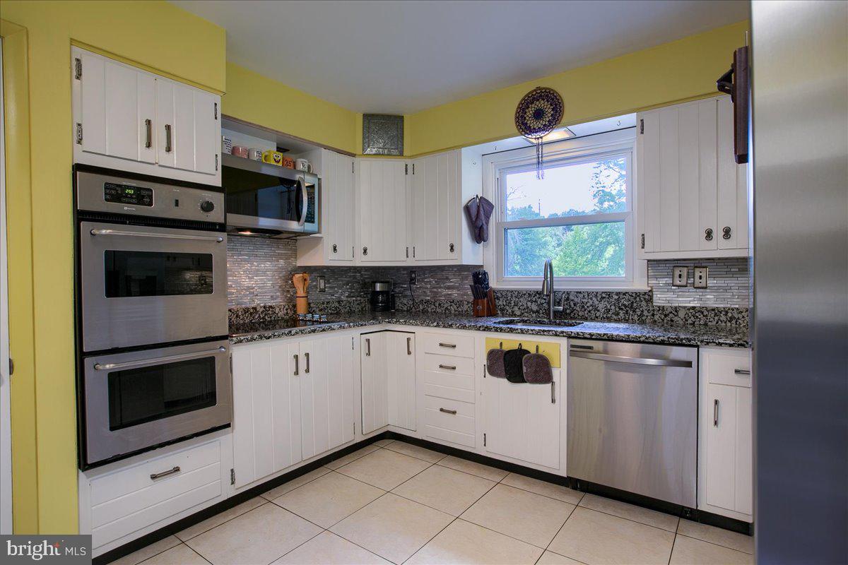 COUNTRY CLUB HILLS - Residential