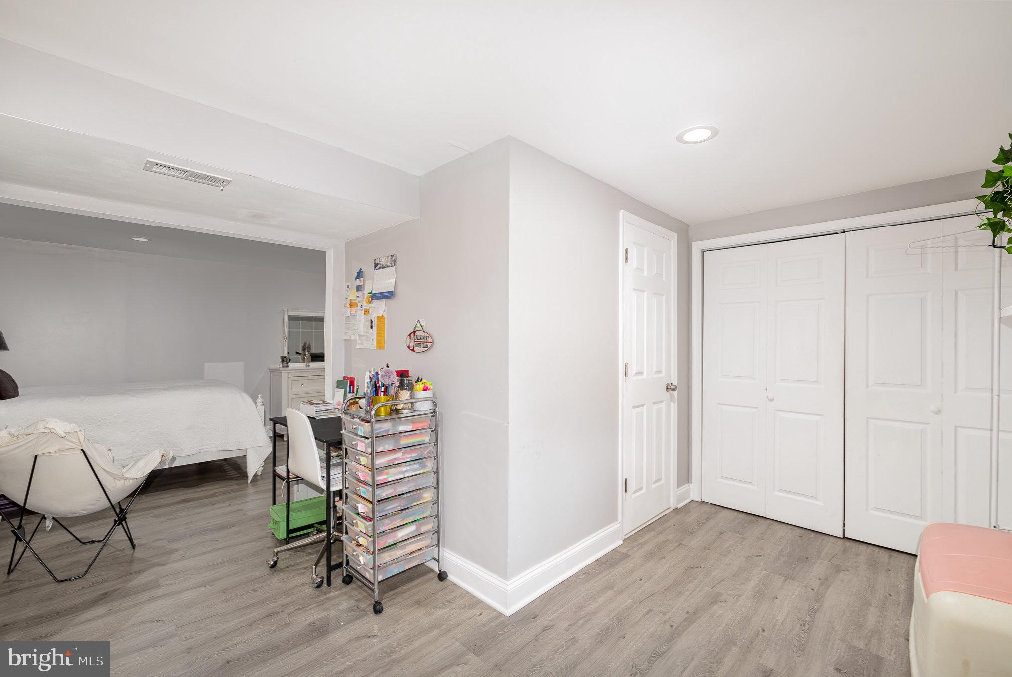 HALLFIELD MANOR - Residential