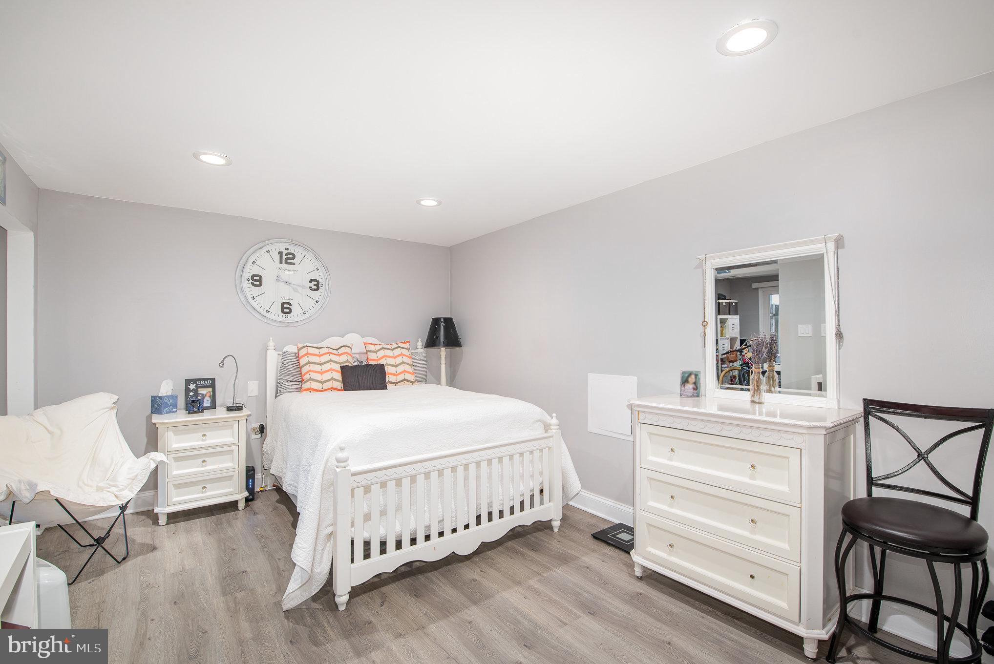 HALLFIELD MANOR - Residential