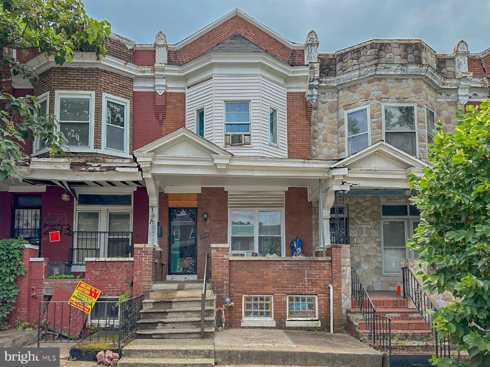 Investor special. This is a tenants occupied Property with impressive income, currently generating $40,000.00+ in annual revenue. Six separate room rentals with rental agreements including the basement unit.