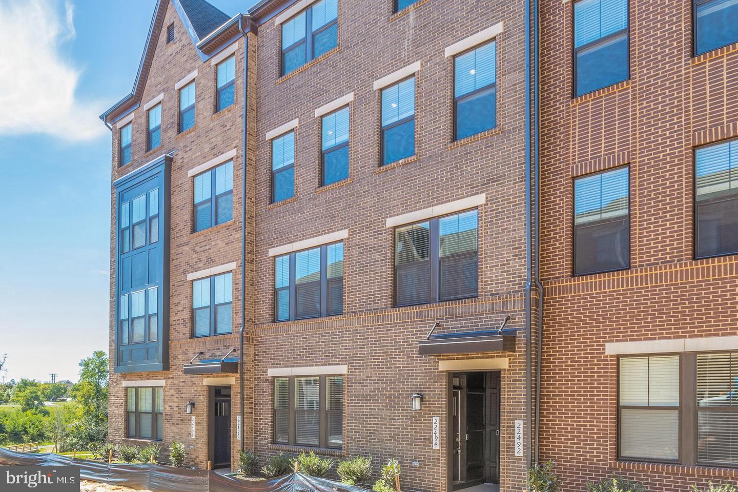 Beautiful 3 bedroom, 2.5 baths 1600+sqft  Condo at Metro Walk at Moorefield Station
Featuring stainless appliances, washer/dryer, 2" faux wood blinds, crown molding. Rear attached 1 car
garage and balcony overlooking common area.  This will not last long. Easy online application using
rentspree.