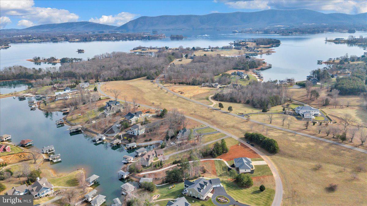 COMPASS COVE - Residential