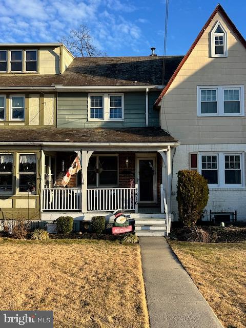 Move-in condition!! Beautiful row located in desirable Harriman Historic District in Bristol Borough!!  2 bedrooms, main bedroom with newer carpets, 1 remodeled full bathroom, living room with laminated floorings, nice size remodeled eat-in kitchen with wood cabinets, granite counter-tops, Pantry, Gas stove, unfinished walk-out basement, front porch, fenced backyard. Walking distance to the Delaware river, fine dining and much more!!