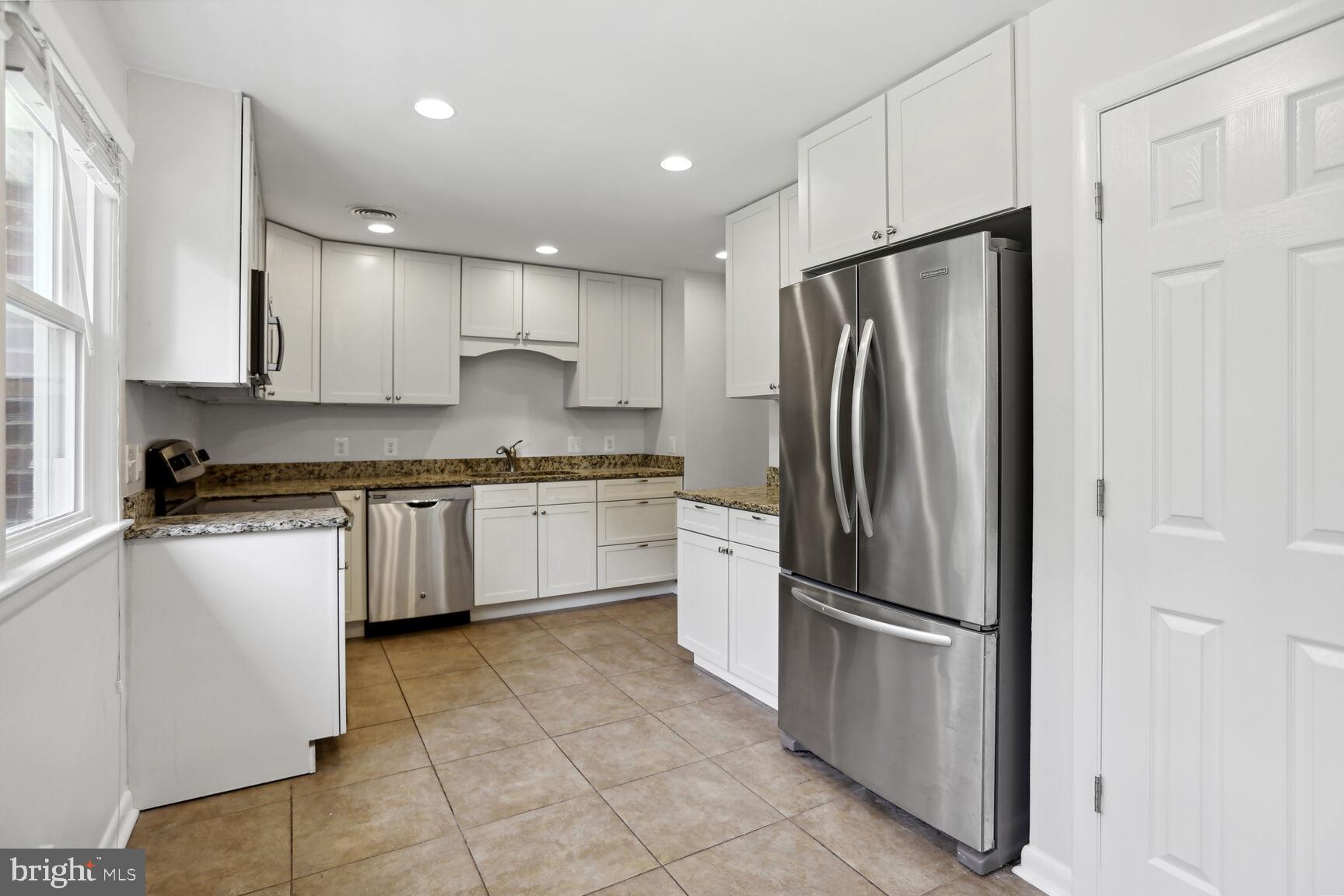 COUNTRY CLUB - Residential Lease