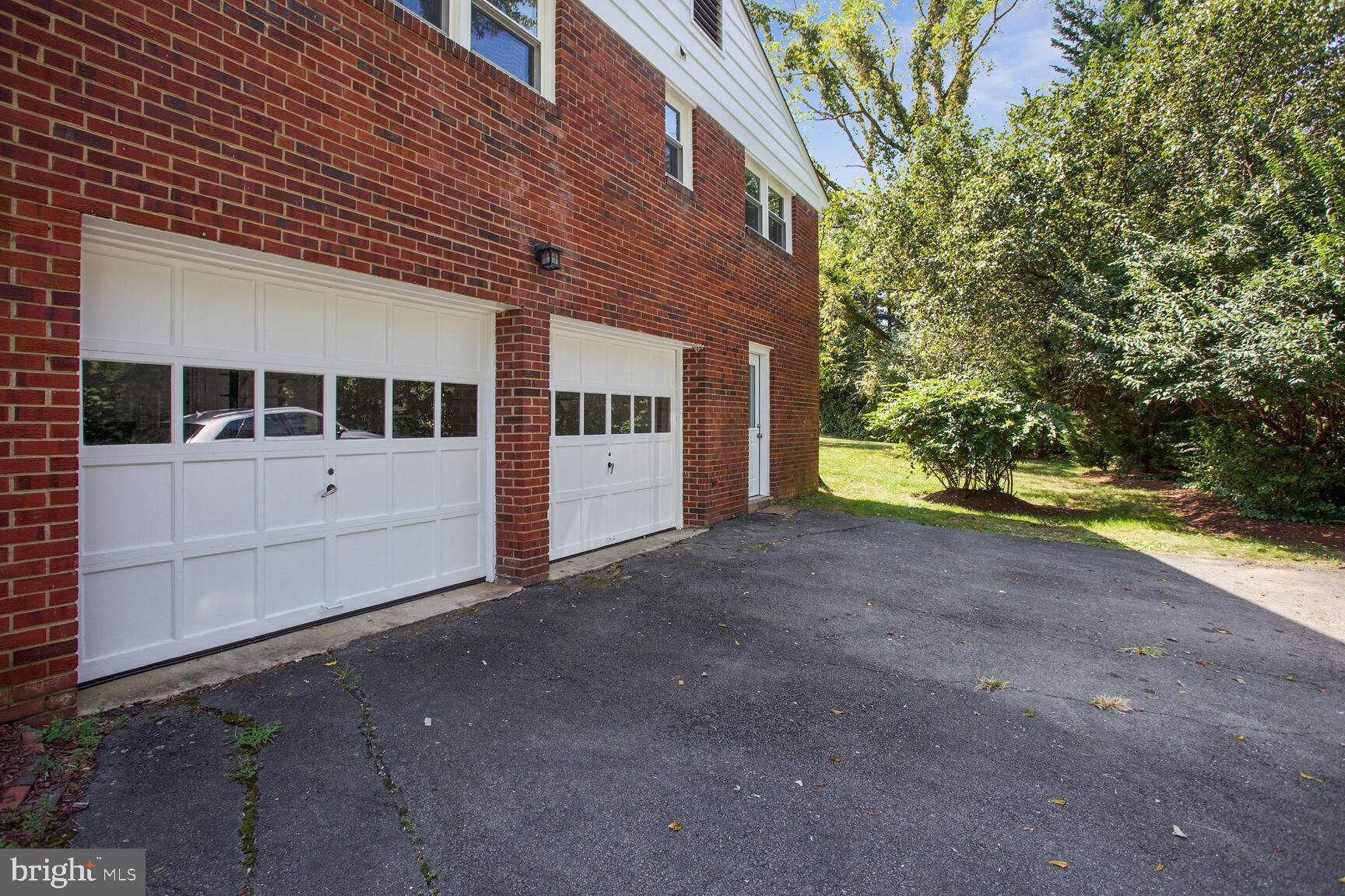 COUNTRY CLUB - Residential Lease