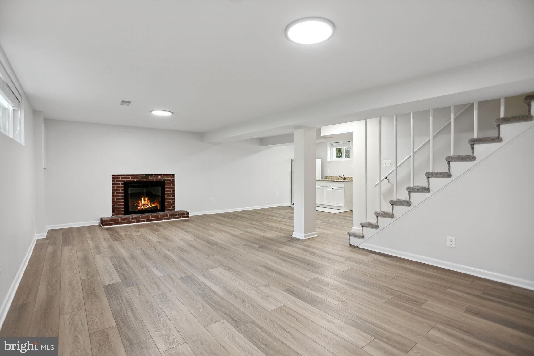 COUNTRY CLUB - Residential Lease