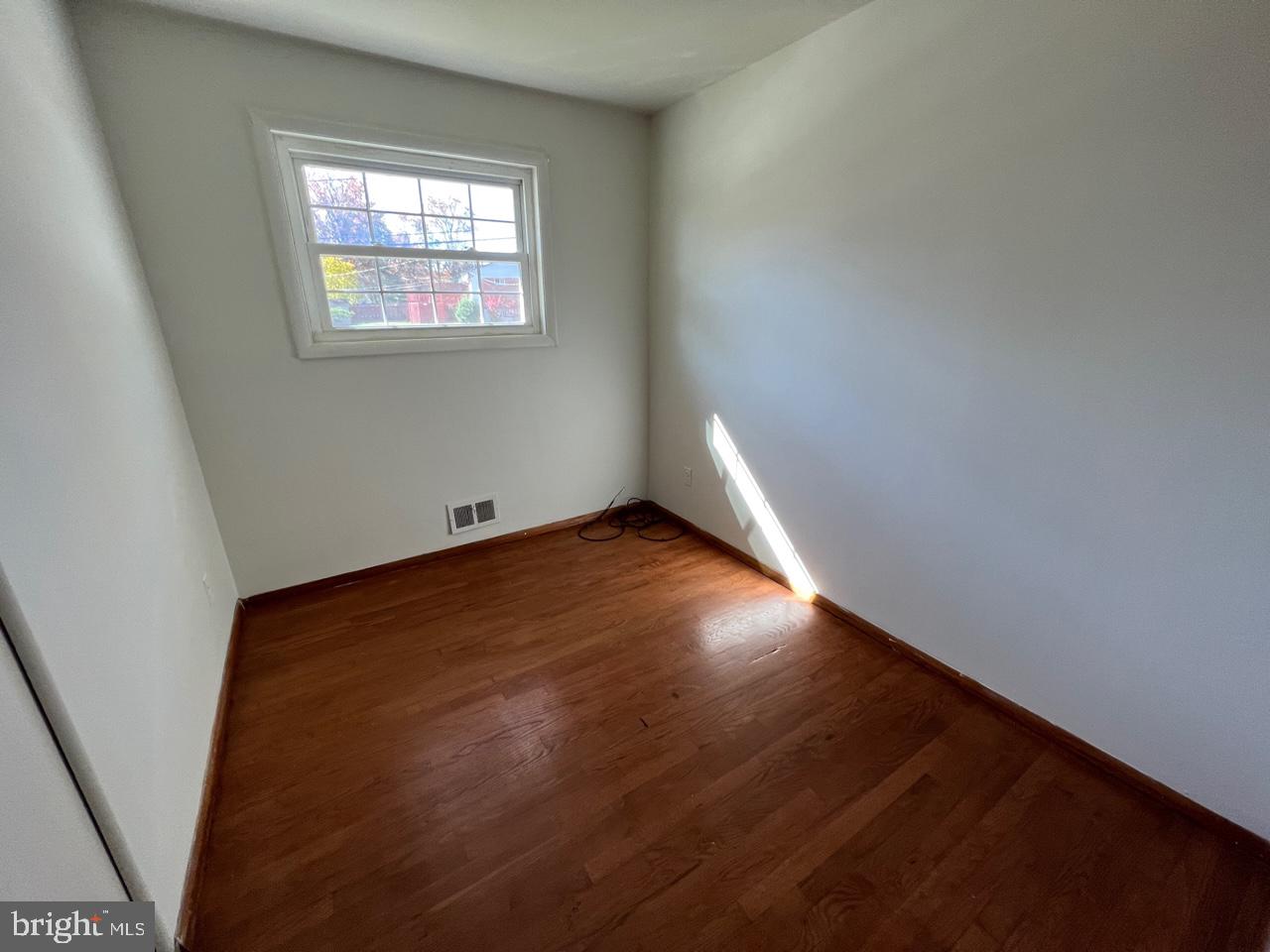 ENGLISH MANOR - Residential Lease