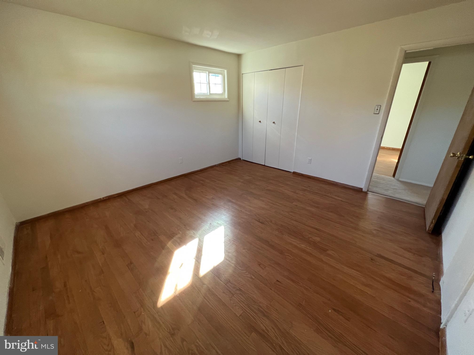 ENGLISH MANOR - Residential Lease