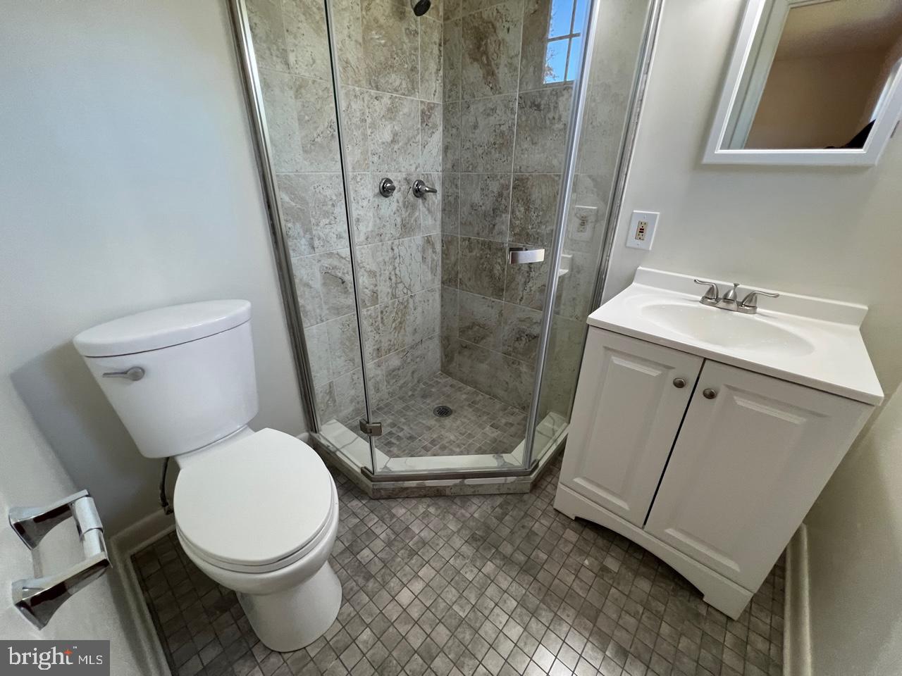 ENGLISH MANOR - Residential Lease
