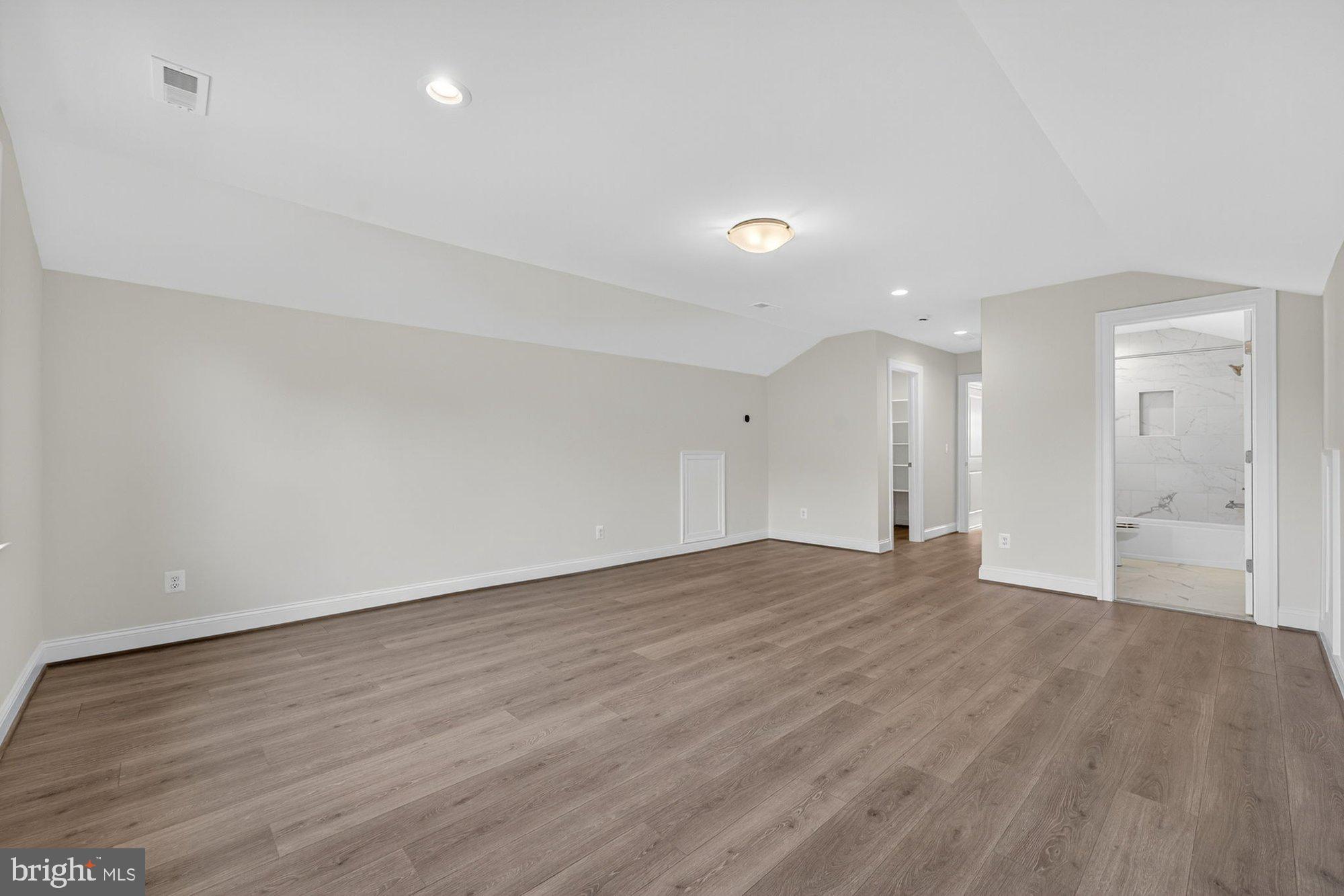 VIENNA WOODS - Residential