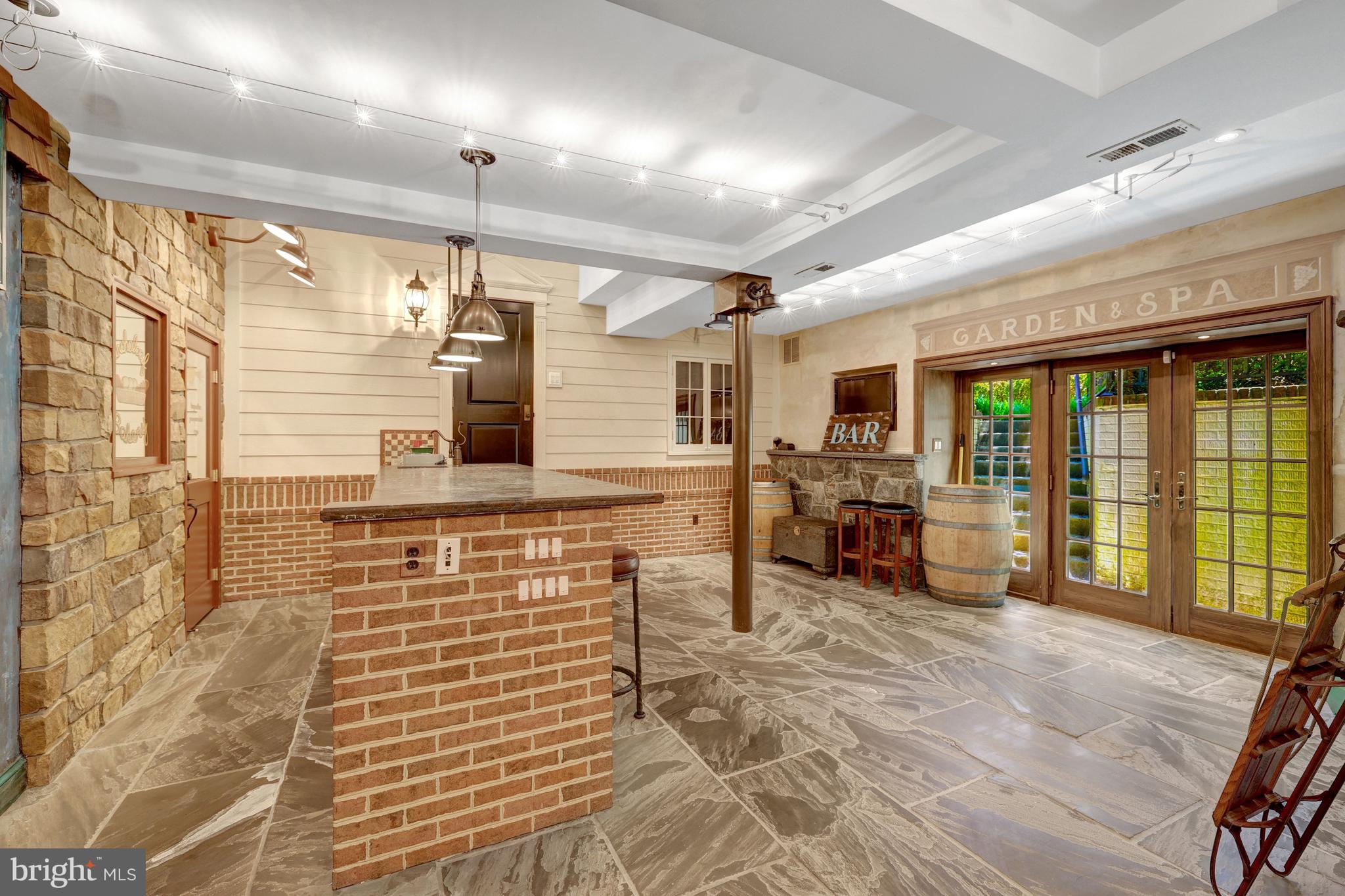 FALLSWOOD COURT - Residential