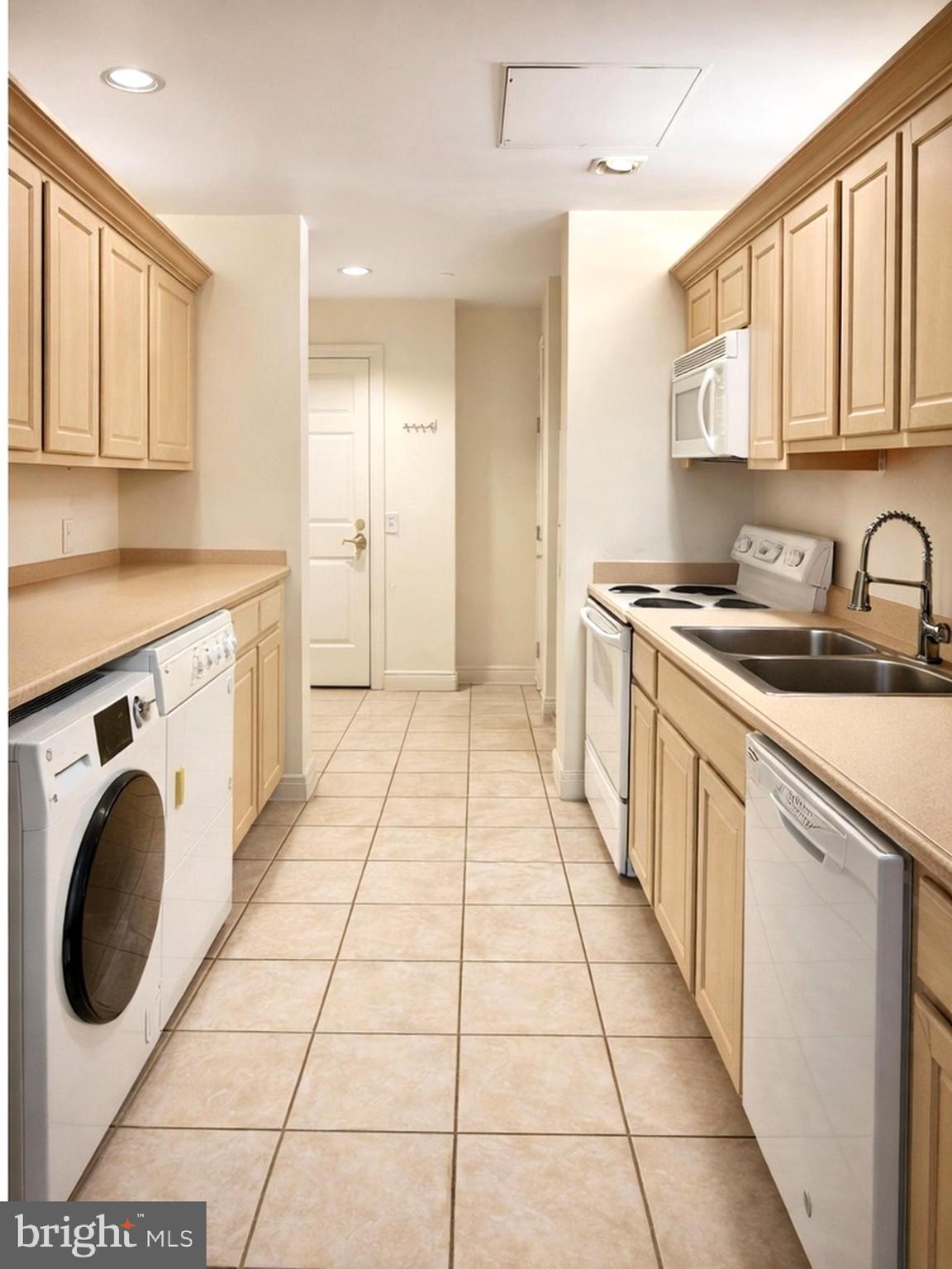 LOGAN SQUARE - Residential