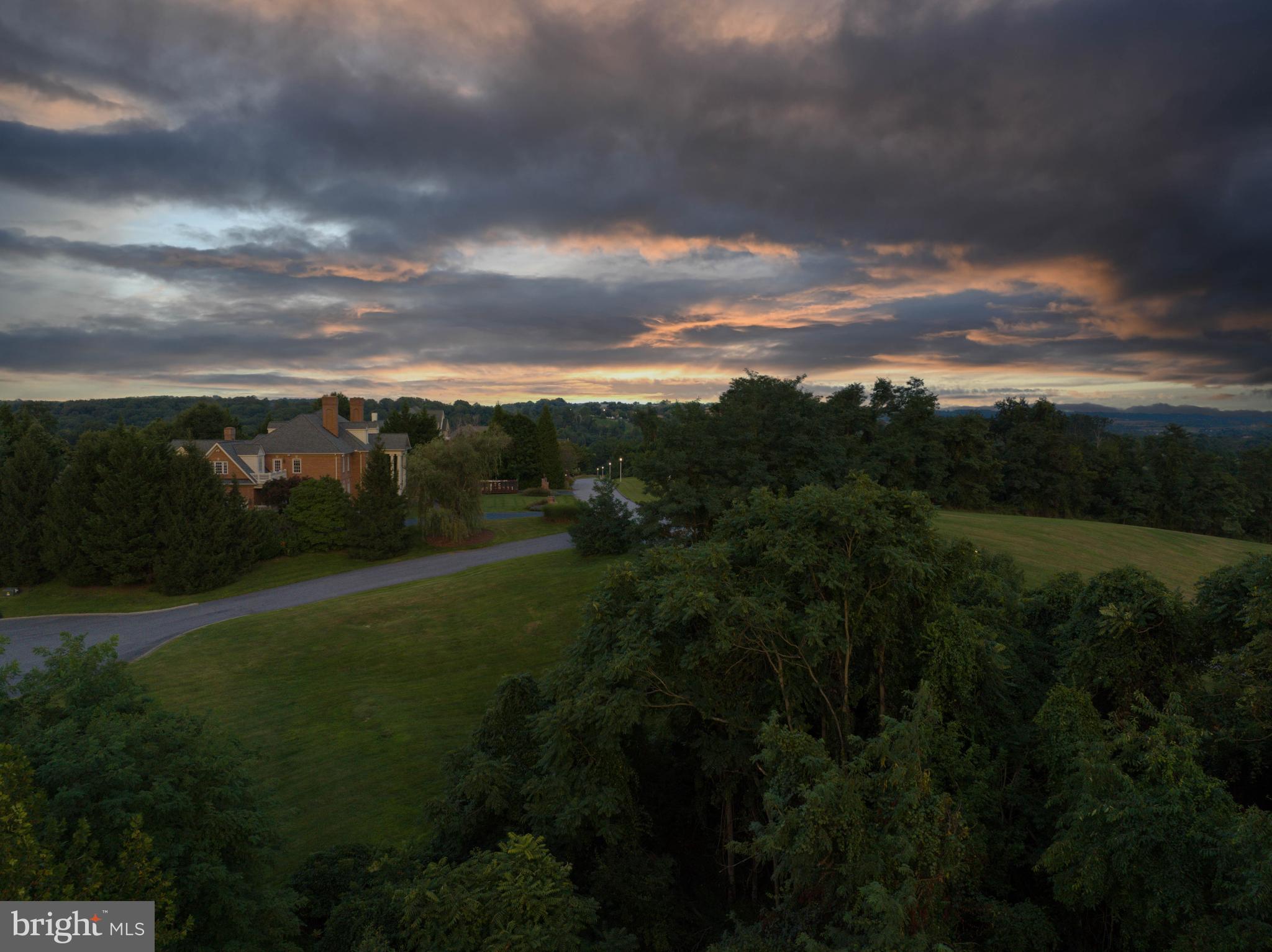 HAYFIELDS MANOR - Residential