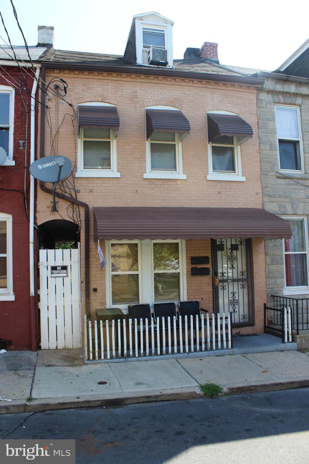 2 unit, fully occupied. Turnkey operation. Landlord pays Water, Sewer, Trash. In addition, landlord pays Unit2 electric, tenant pays heat.