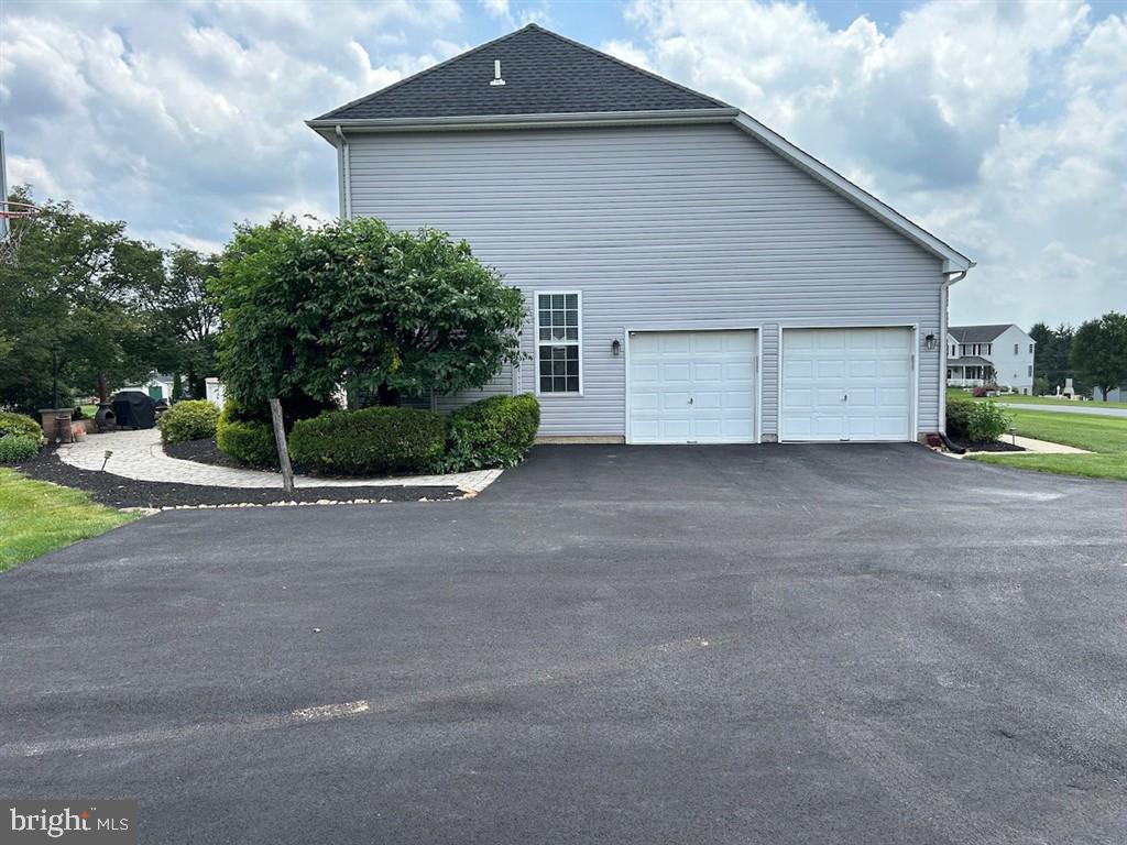 GRACE LYN MANOR - Residential