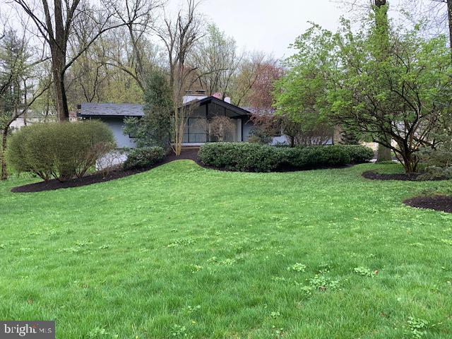 Wonderful McElroy contemporary on a stunning and professionally lanscapted wooded lot located on a quiet cul-de-sac street.  Steps away from Harriton Park, you will live among the natural beauty of this private lot yet be accessible to all the conveniences that northside Bryn Mawr offers.