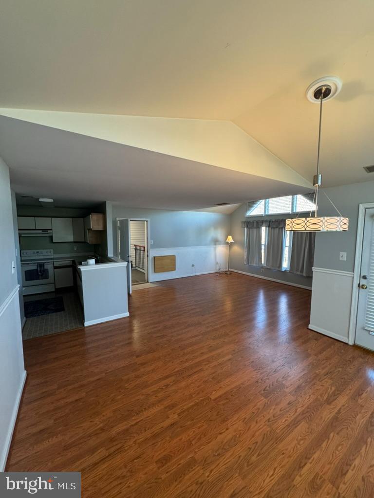 RIVERCHASE - Residential