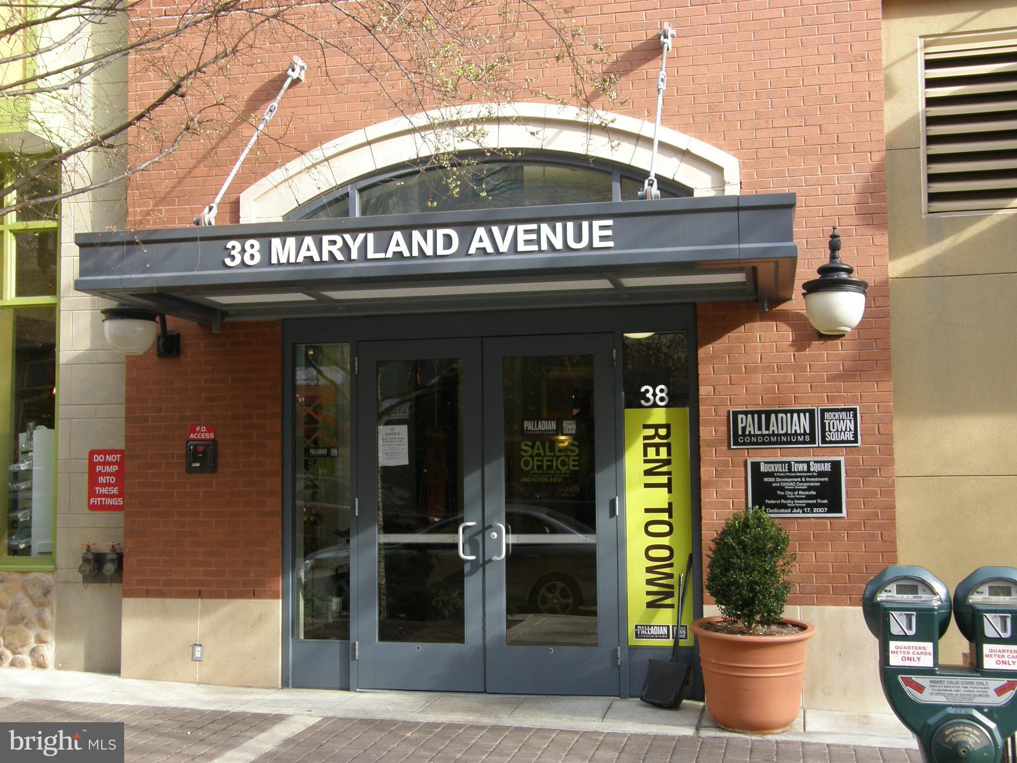 GREAT ONE BEDROOM. NICE BUILDING. WALK TO EVERYTHING IN TOWN CENTER AREA INCLUDING METRO.WOOD FLOORS IN MAIN AREA WITH BAY WINDOWS. BIG BEDROOM WITH LARGE WALK THROUGH CLOSET.FULL SIZE STACK WASHER AND DRYER. GOURMET KITCHEN. HURRY TO SEE THIS ONE.