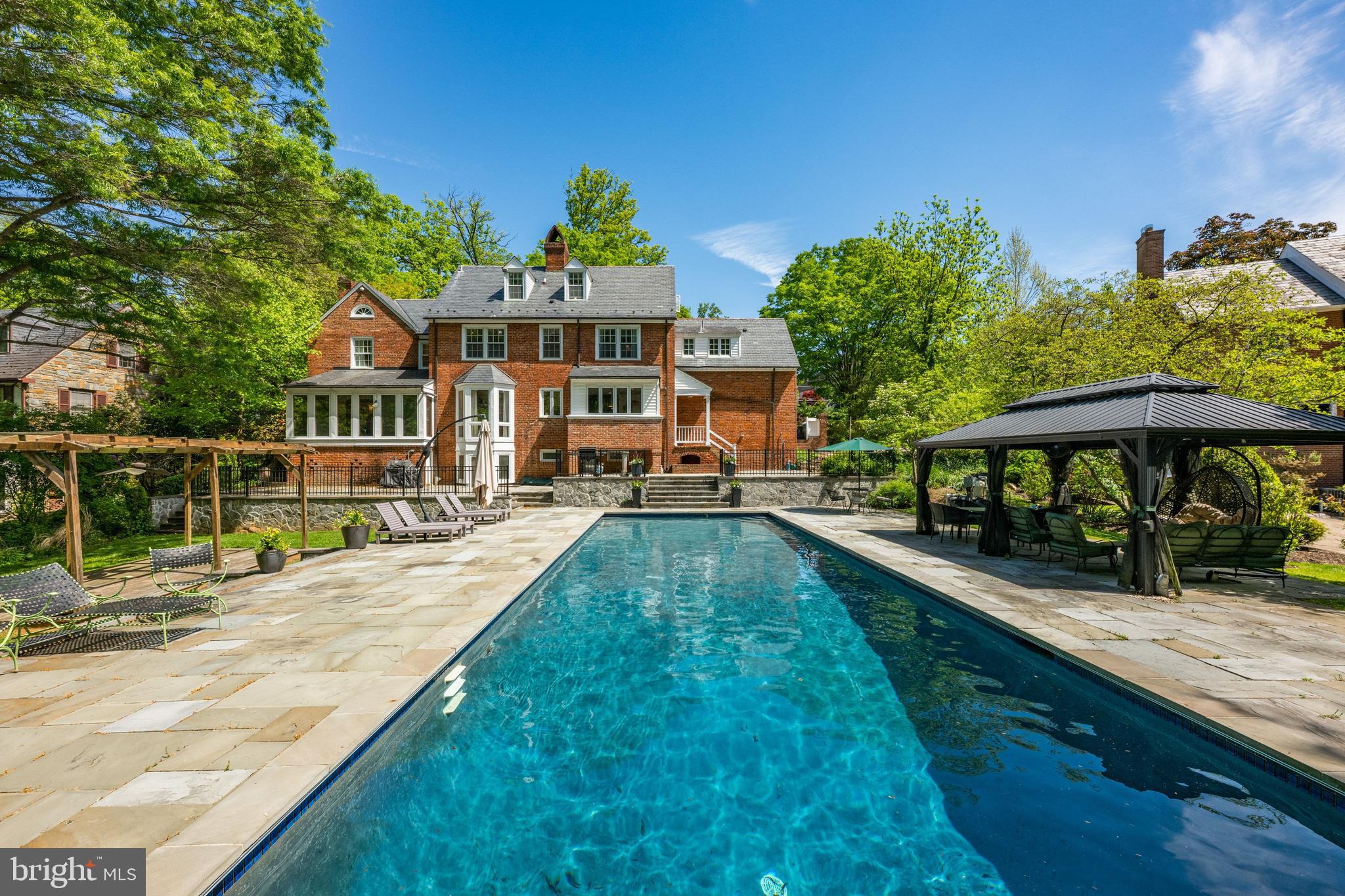 COLONIAL VILLAGE - Residential