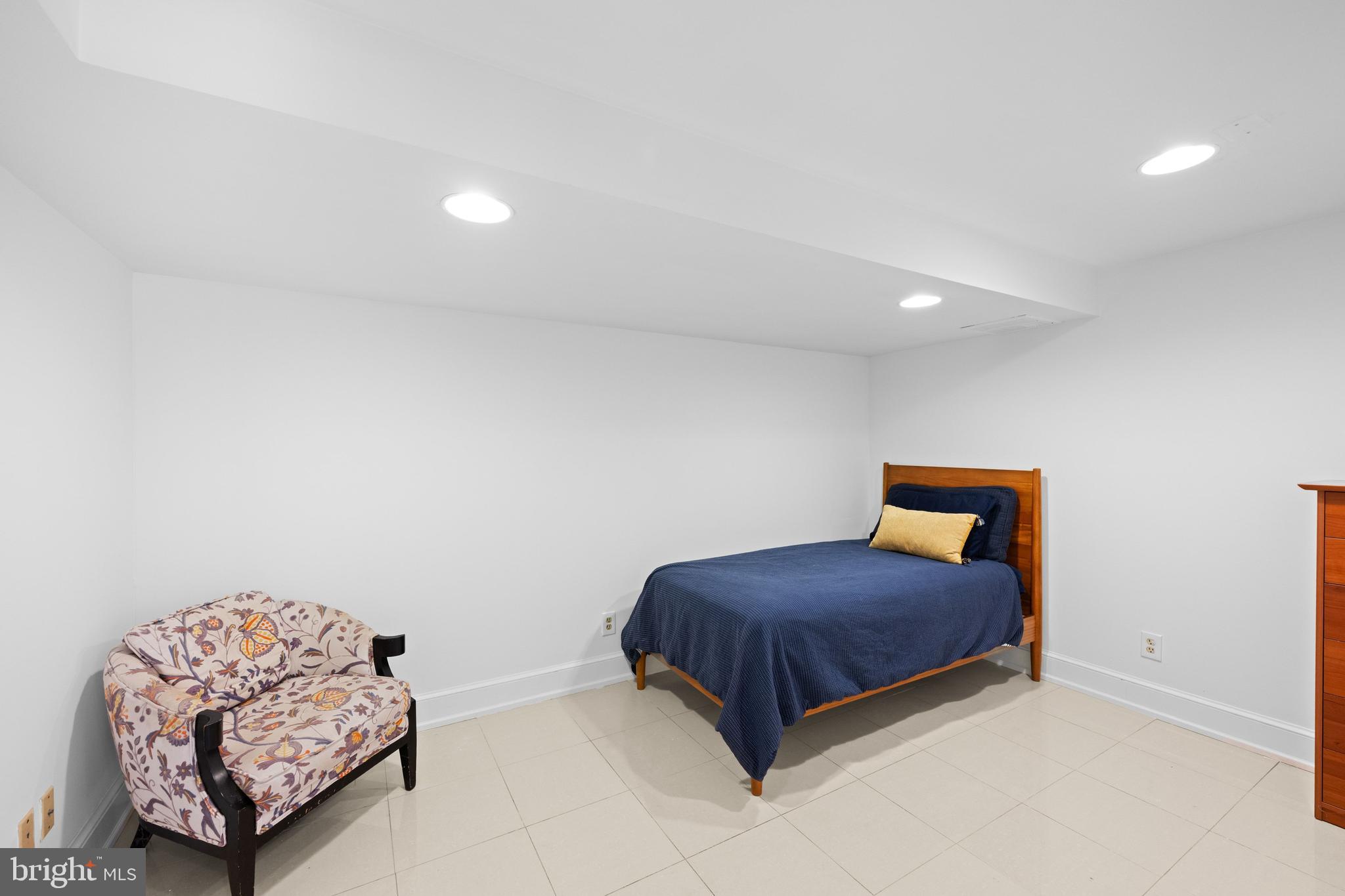 COLONIAL VILLAGE - Residential