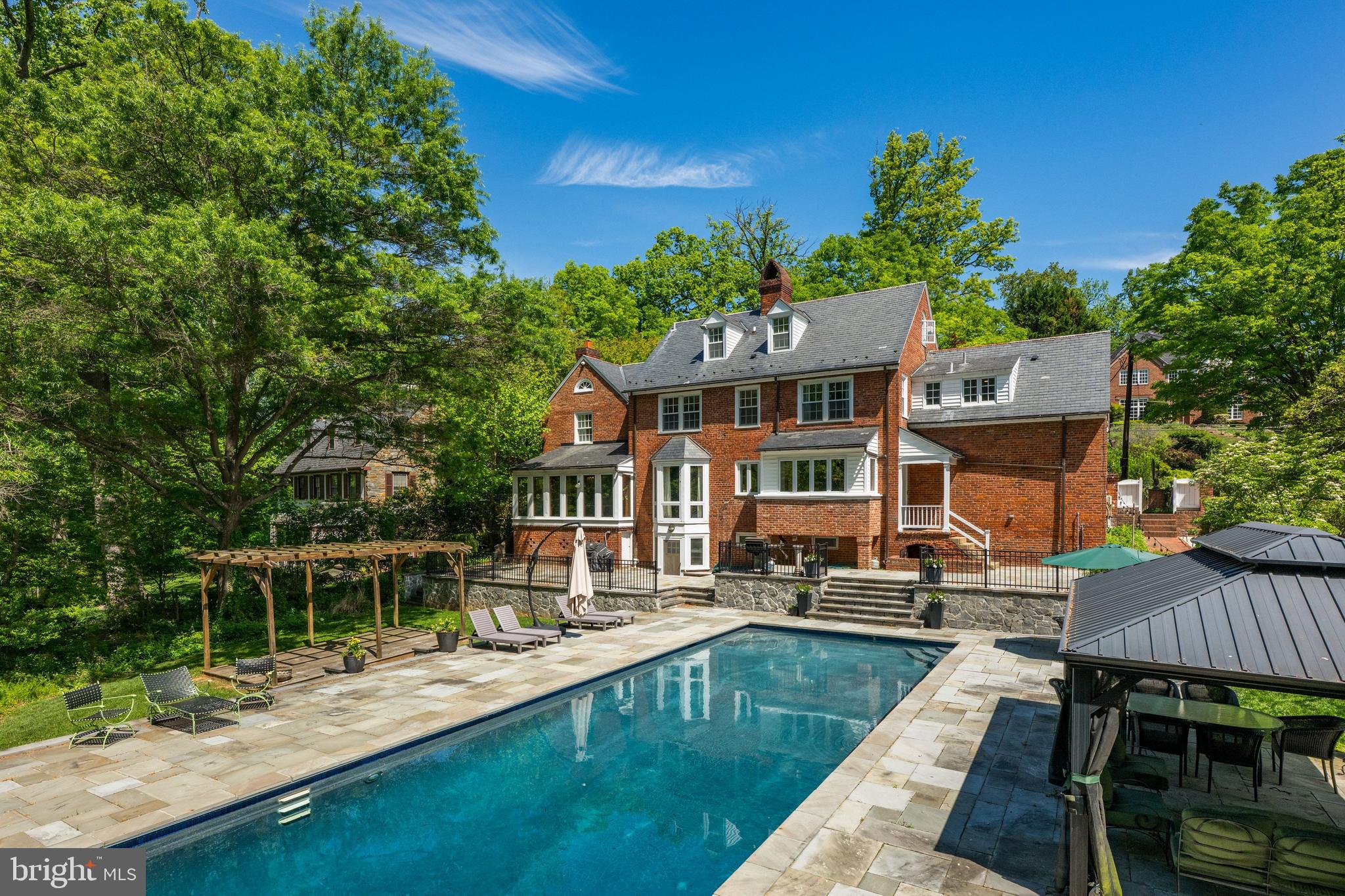 COLONIAL VILLAGE - Residential