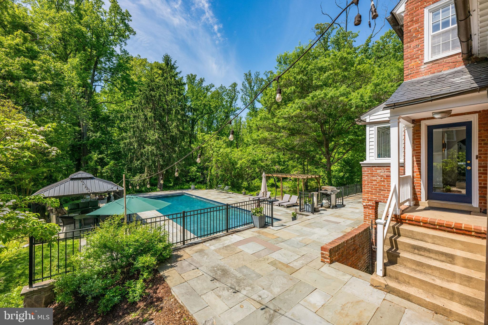 COLONIAL VILLAGE - Residential