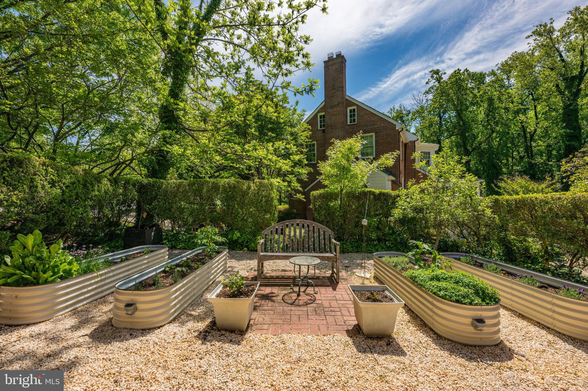 COLONIAL VILLAGE - Residential
