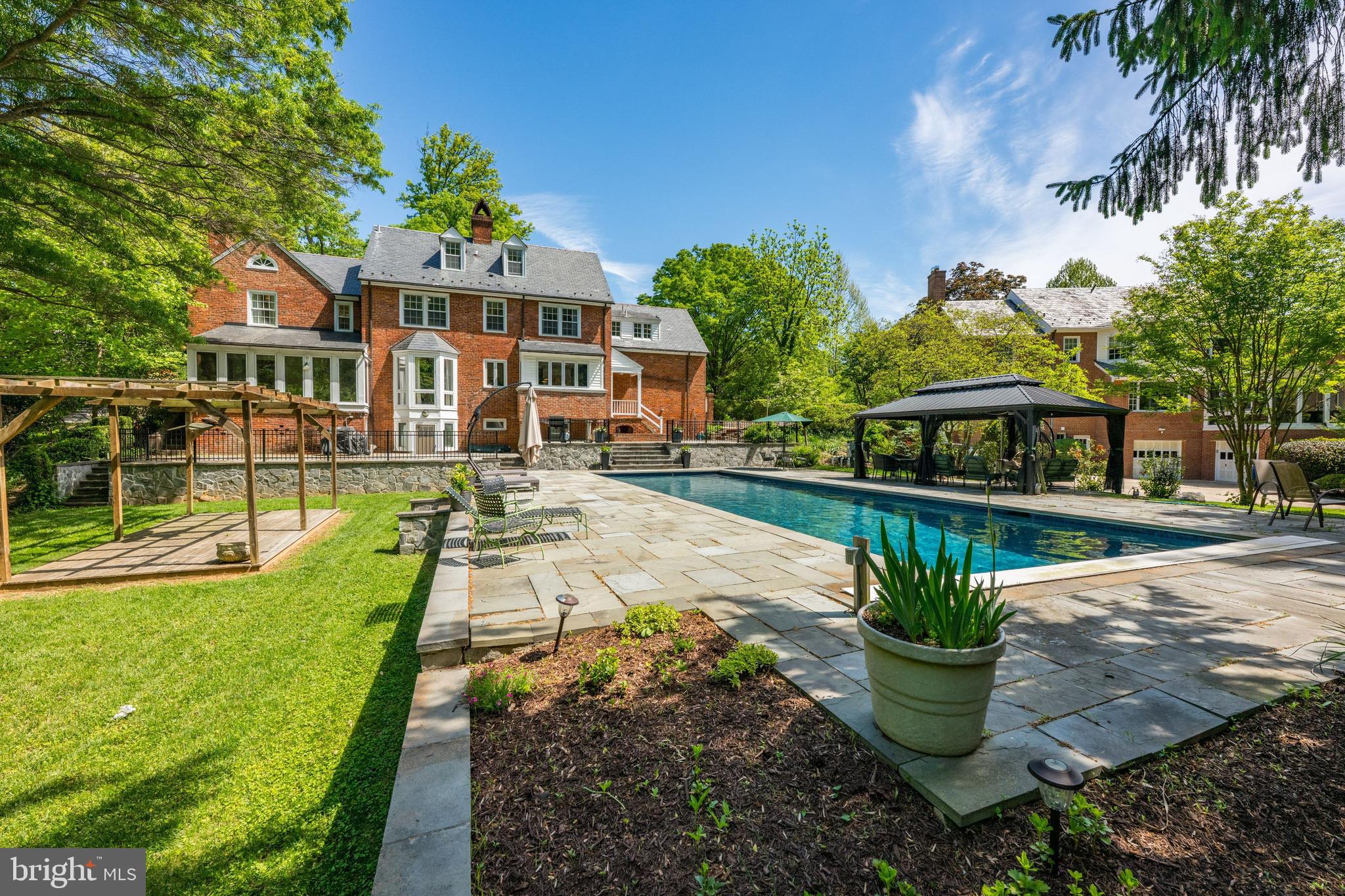 COLONIAL VILLAGE - Residential