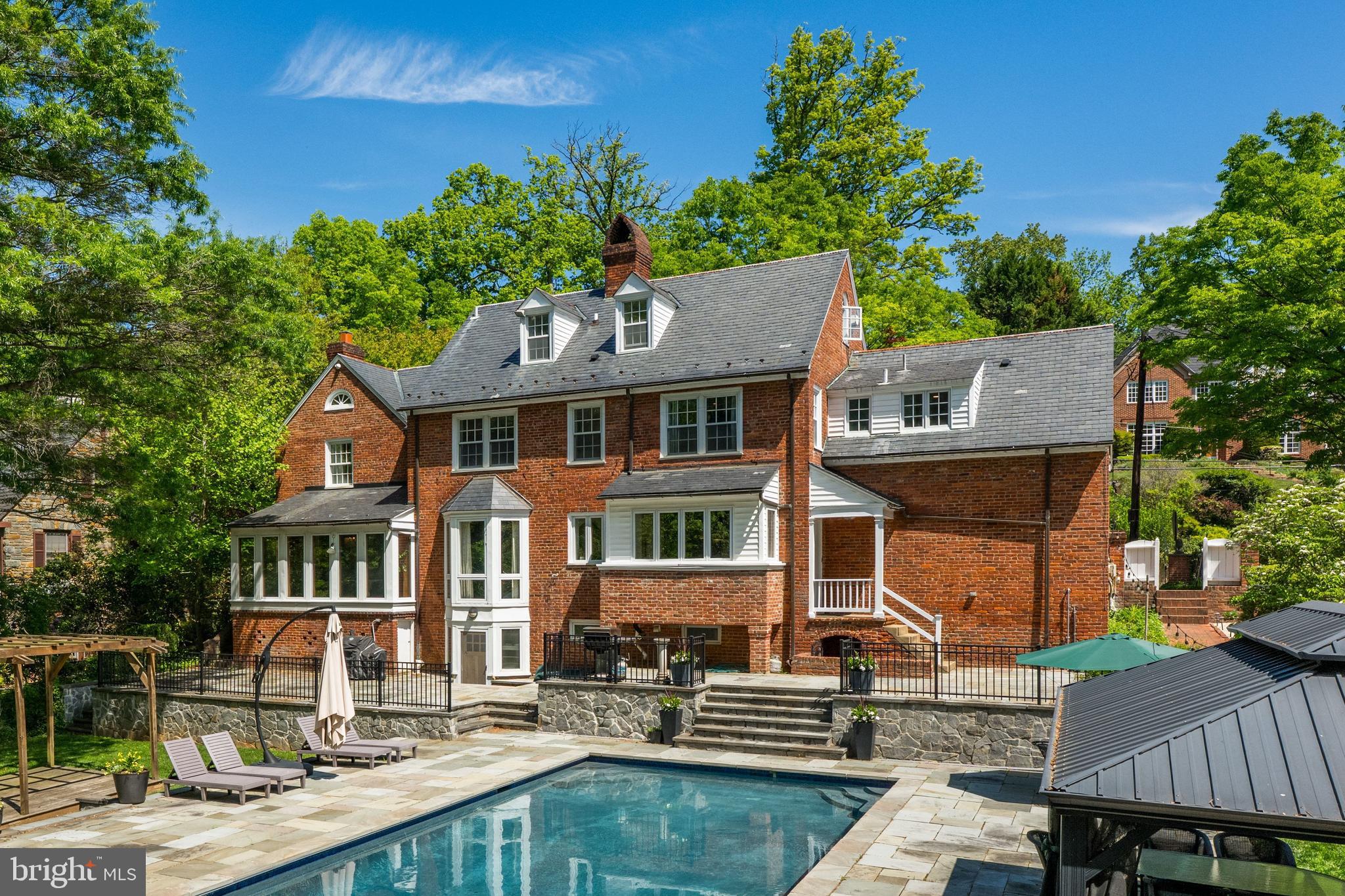 COLONIAL VILLAGE - Residential