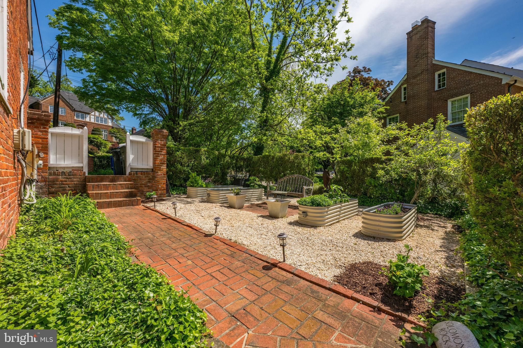 COLONIAL VILLAGE - Residential