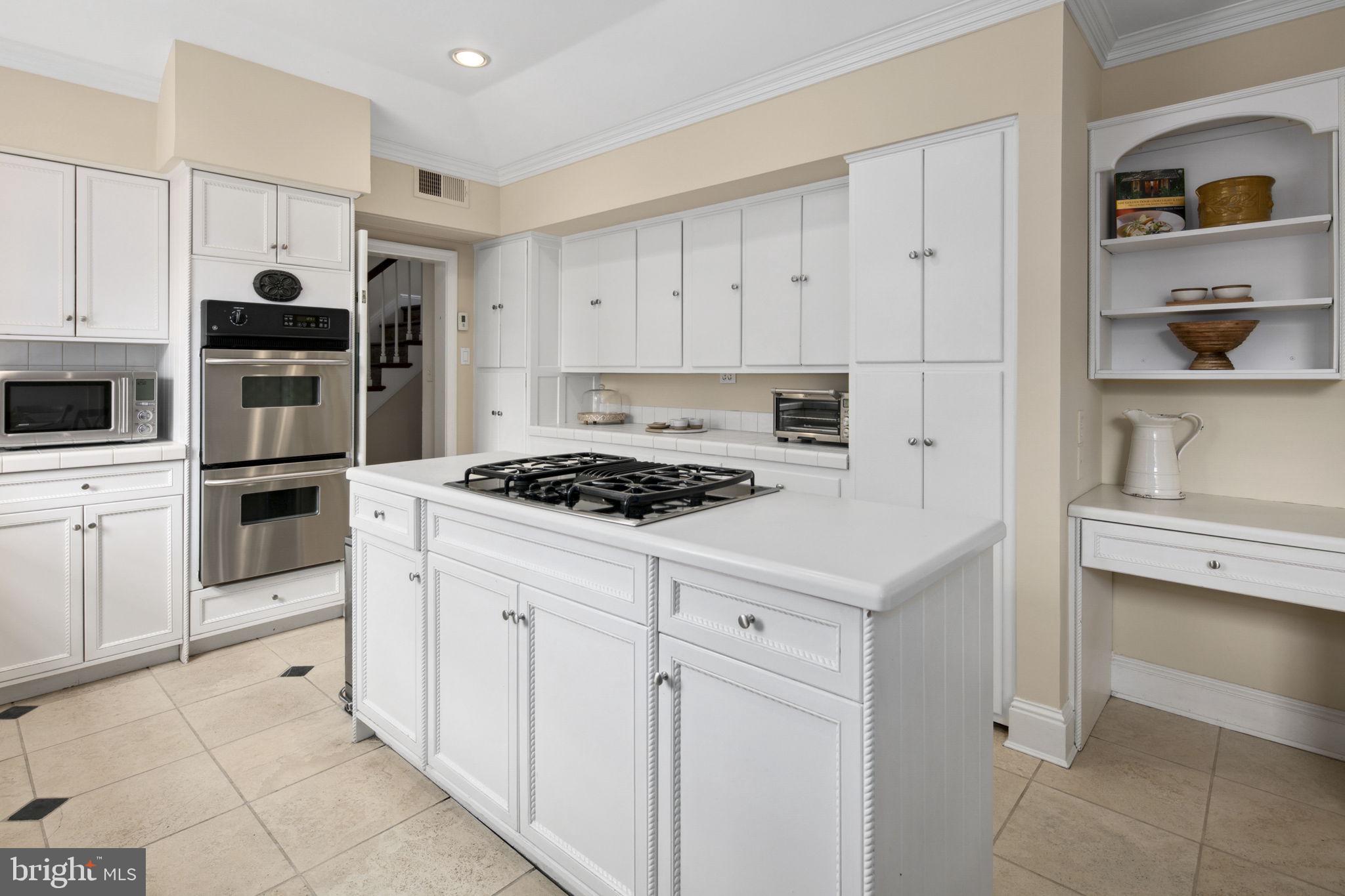 COUNTRY CLUB HILLS - Residential