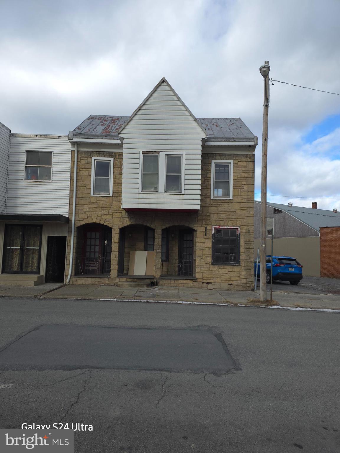 Attention Investors! 
This in‑town property offers exceptional flexibility and can be transformed into whatever you envision—whether an apartment building, a business office, or a creative combination of both. 
This blank canvas is ready for your vision! Offering 8 parking spaces right next to the building.