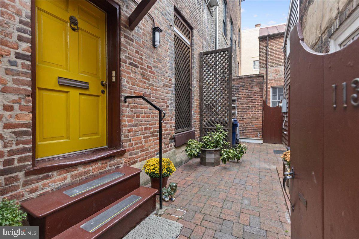 OLD TOWN ALEXANDRIA - Residential Income