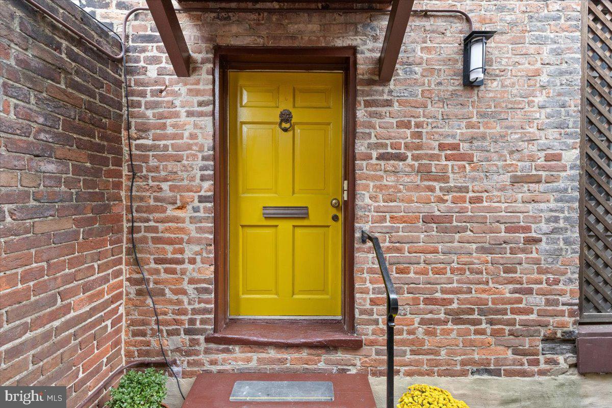 OLD TOWN ALEXANDRIA - Residential Income