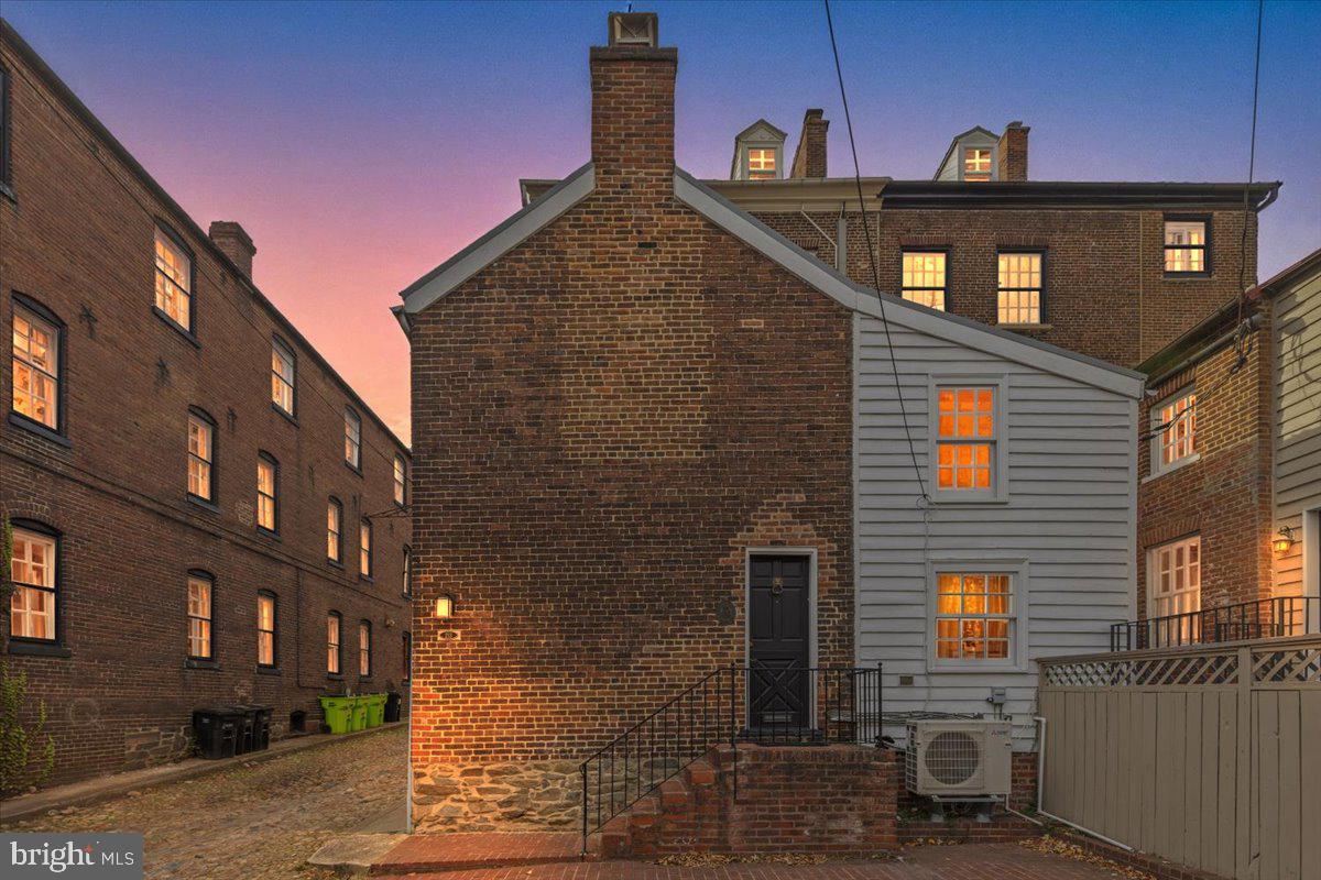 OLD TOWN ALEXANDRIA - Residential Income