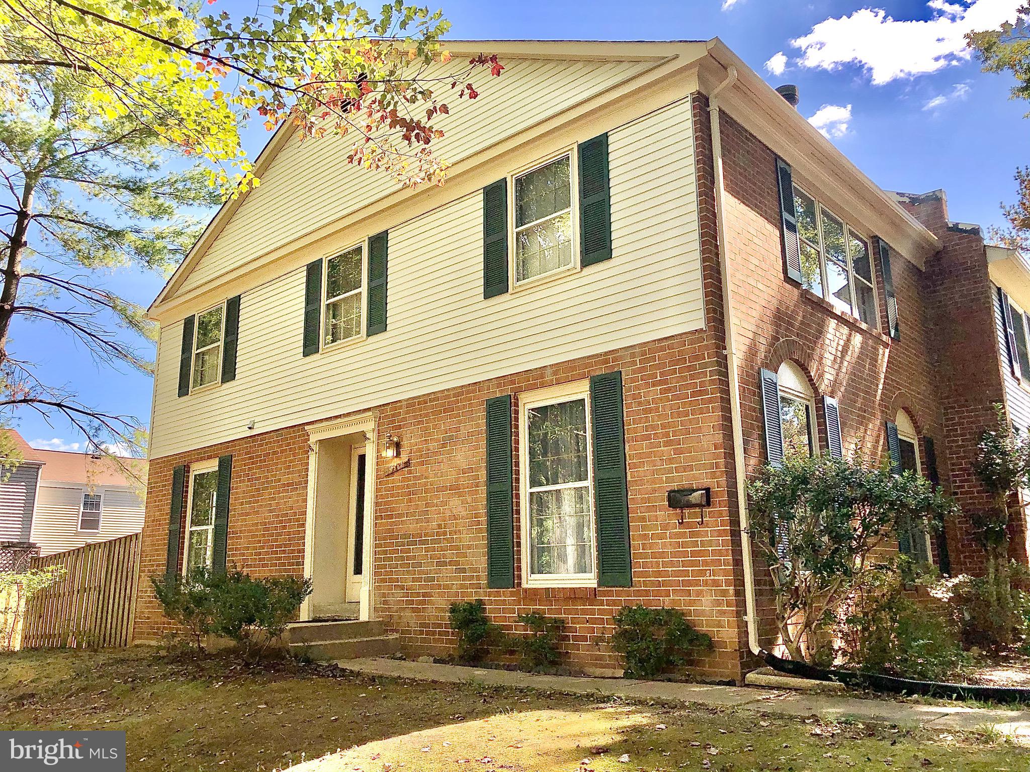 WOW  NEWER CARPET, NEUTRAL  PAINT,  SPACIOUS LARGE ENTER HALL END TOWNHOUSE, BIG COUNTRY KITCHEN OPENS ONTO PRIVATE PATIO, LIVING ROOM  WITH FIREPLACE AND BUILT IN BOOK SHELVES, LARGE MASTER BEDROOM WITH SITTING ROMM OR COULD BE 4TH BEDROOM, HUGE REC ROOM WITH BAR, LOTS OF STORAGE.    BACKYARD BRICK PATIO AND SHED    SUPER LOCATION, CONVENIENT TO VRE, METRO BUS, SHOPPING AND MAJOR ROADS.  EASY WALK TO  .   ROBINSON SCHOOL PYRAMID  AND LAKE.